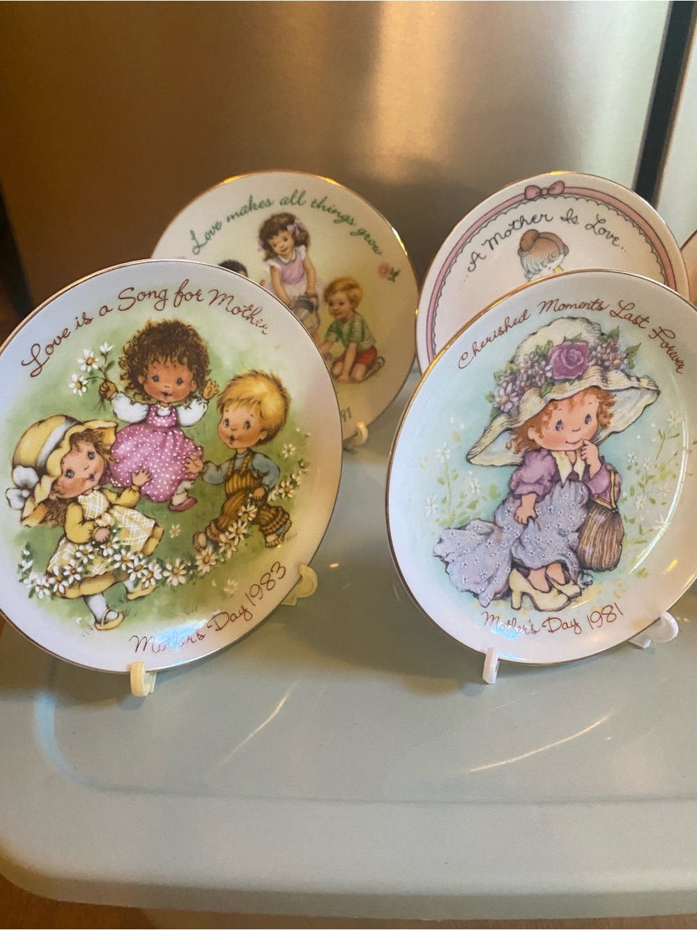 Adorable Vintage Avon 5 inch Collectible Mothers Day Plates 1981